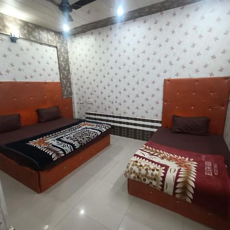 Hotel Yamnotri Dham Vrindāvan Esterno foto