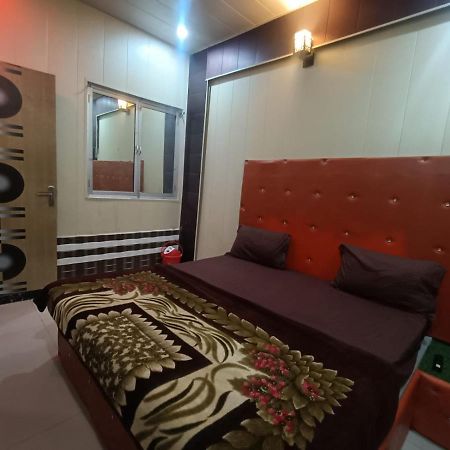 Hotel Yamnotri Dham Vrindāvan Esterno foto