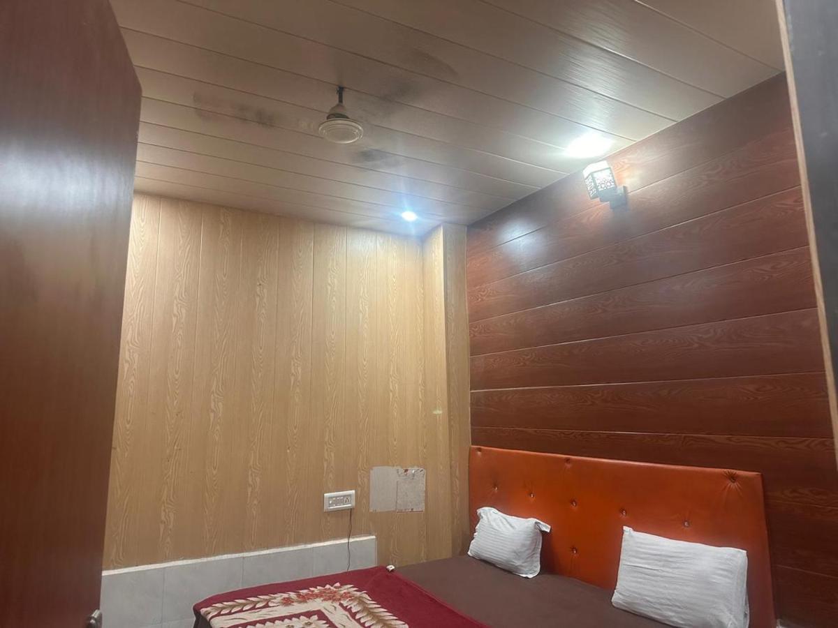 Hotel Yamnotri Dham Vrindāvan Esterno foto