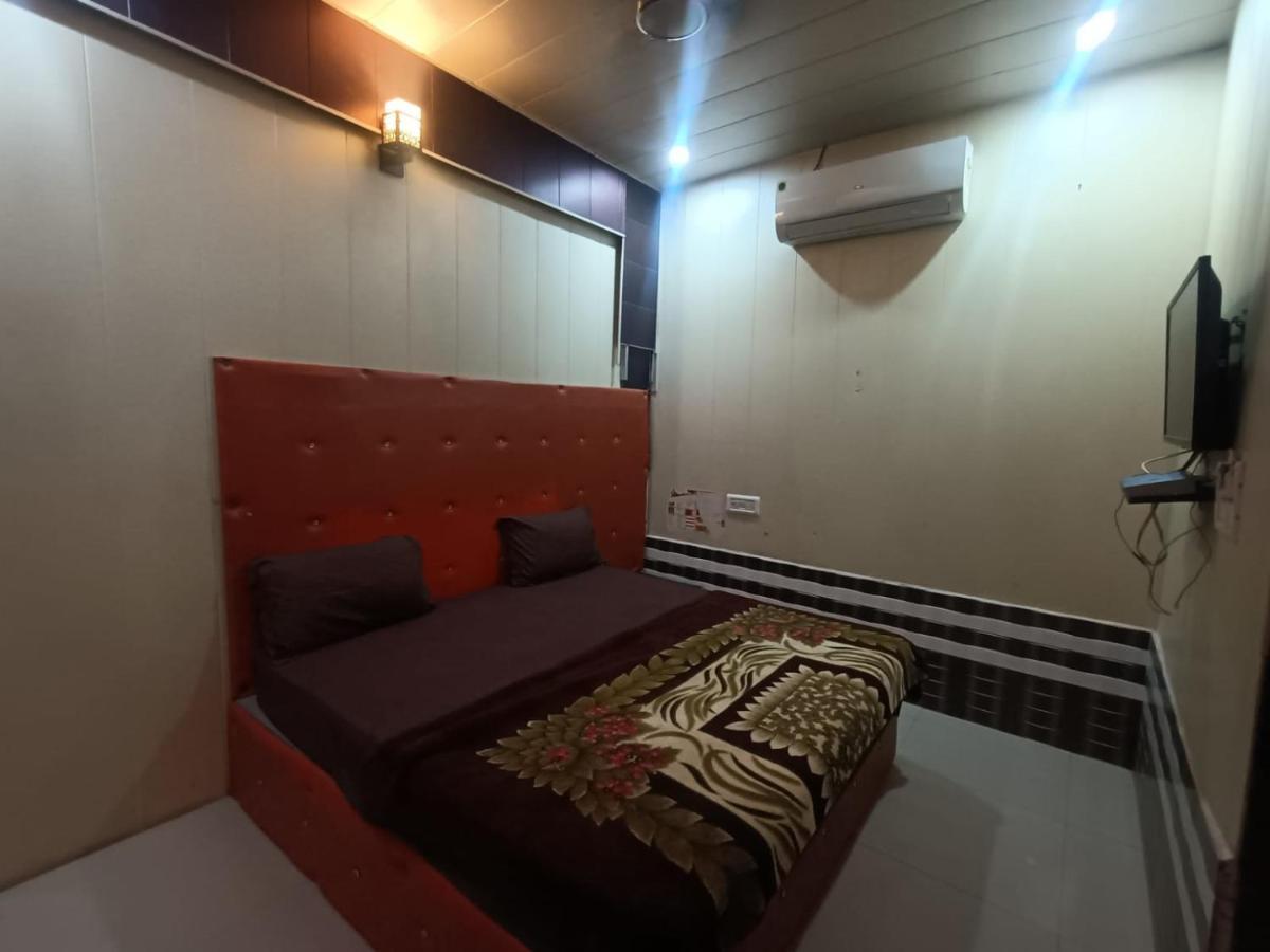 Hotel Yamnotri Dham Vrindāvan Esterno foto