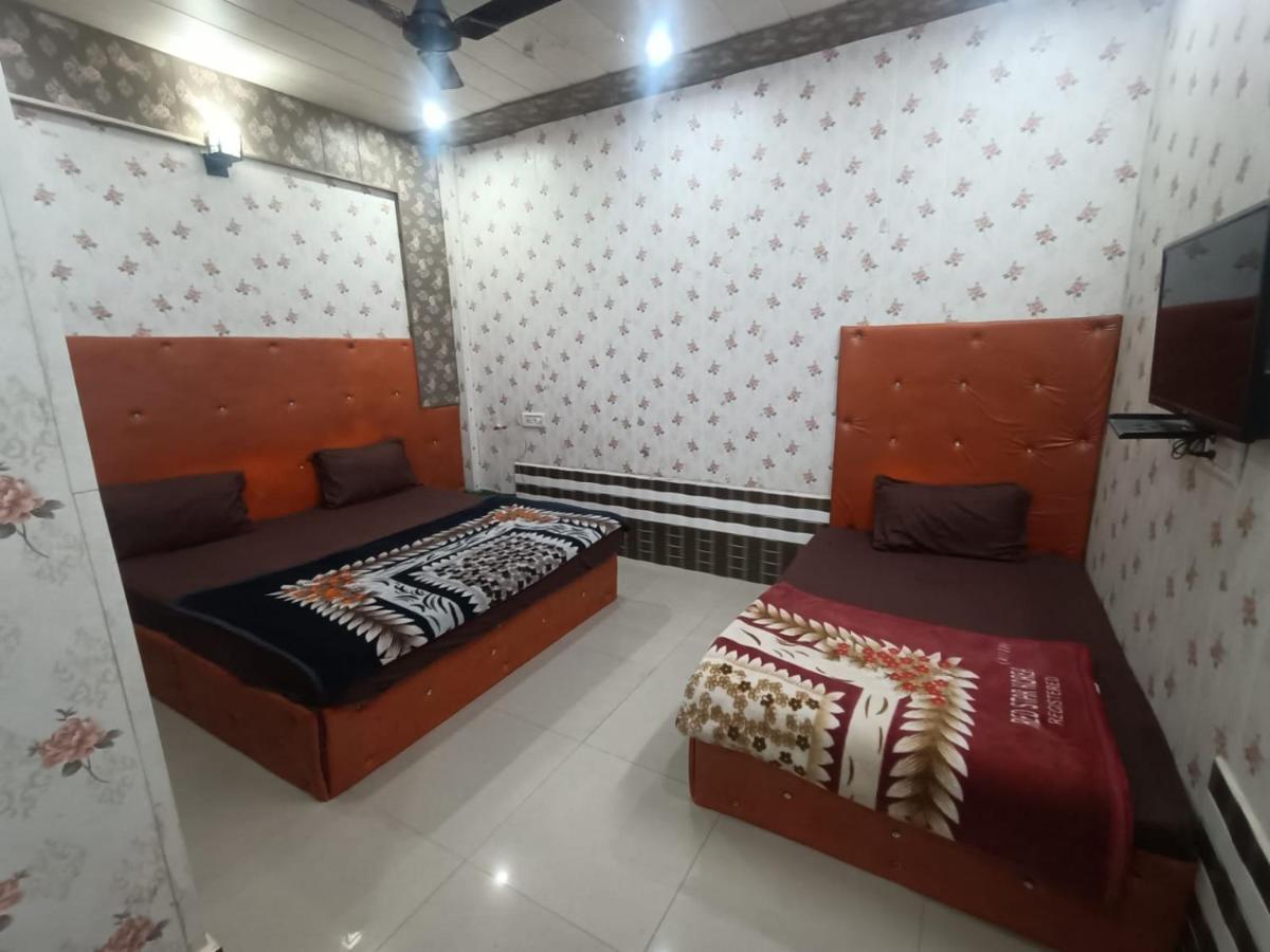 Hotel Yamnotri Dham Vrindāvan Esterno foto
