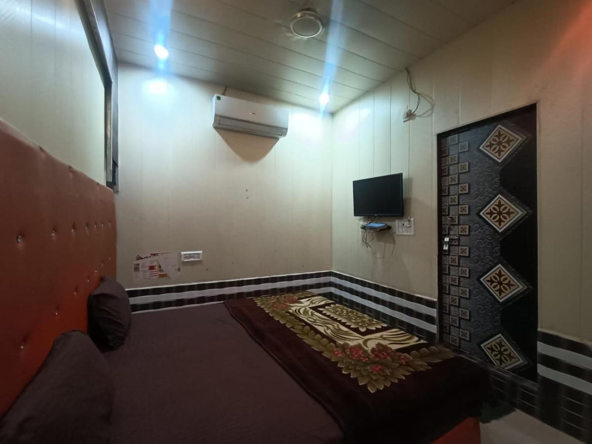 Hotel Yamnotri Dham Vrindāvan Esterno foto