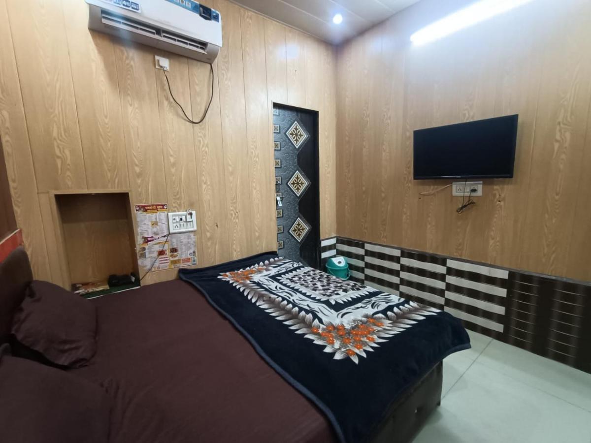 Hotel Yamnotri Dham Vrindāvan Esterno foto
