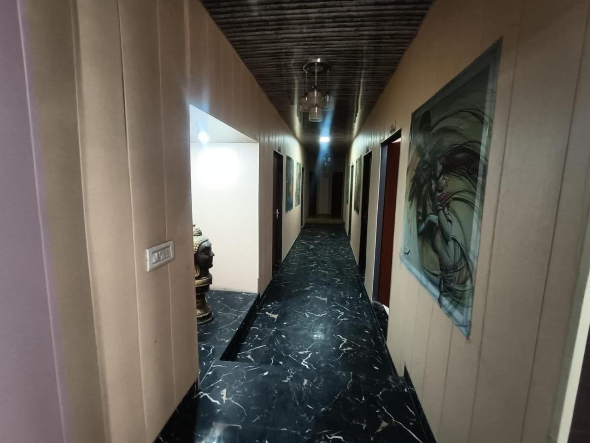 Hotel Yamnotri Dham Vrindāvan Esterno foto
