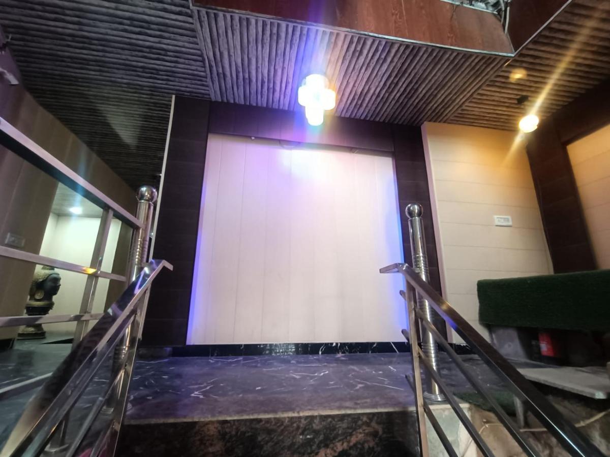Hotel Yamnotri Dham Vrindāvan Esterno foto