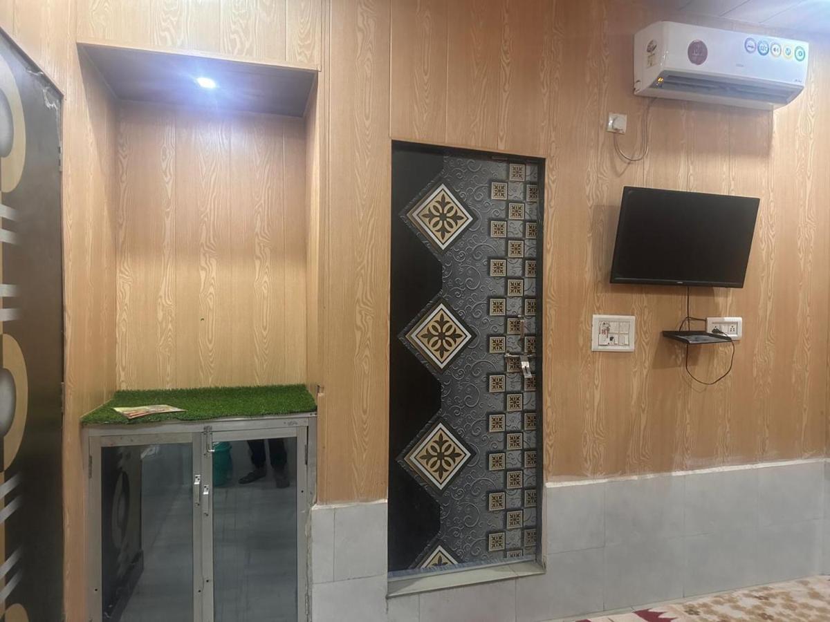 Hotel Yamnotri Dham Vrindāvan Esterno foto