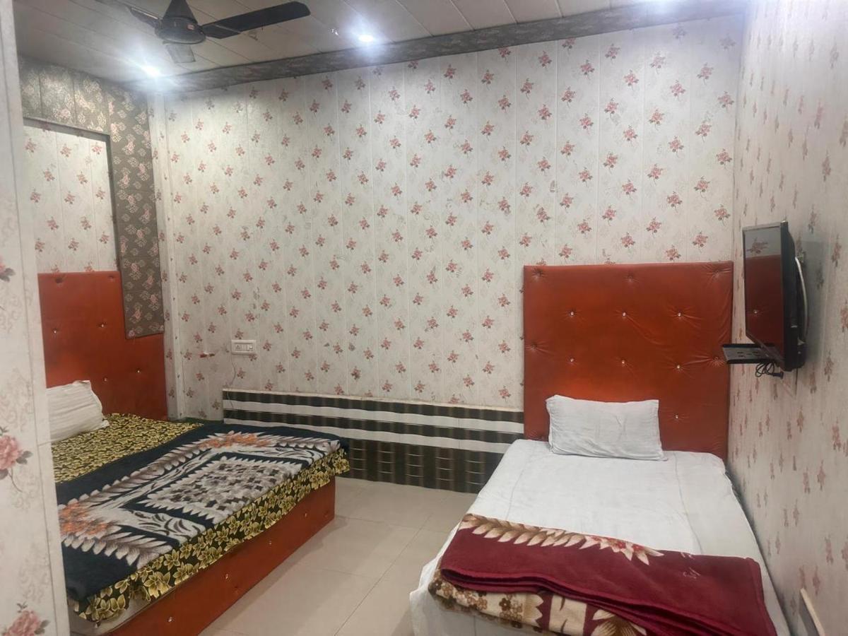 Hotel Yamnotri Dham Vrindāvan Esterno foto