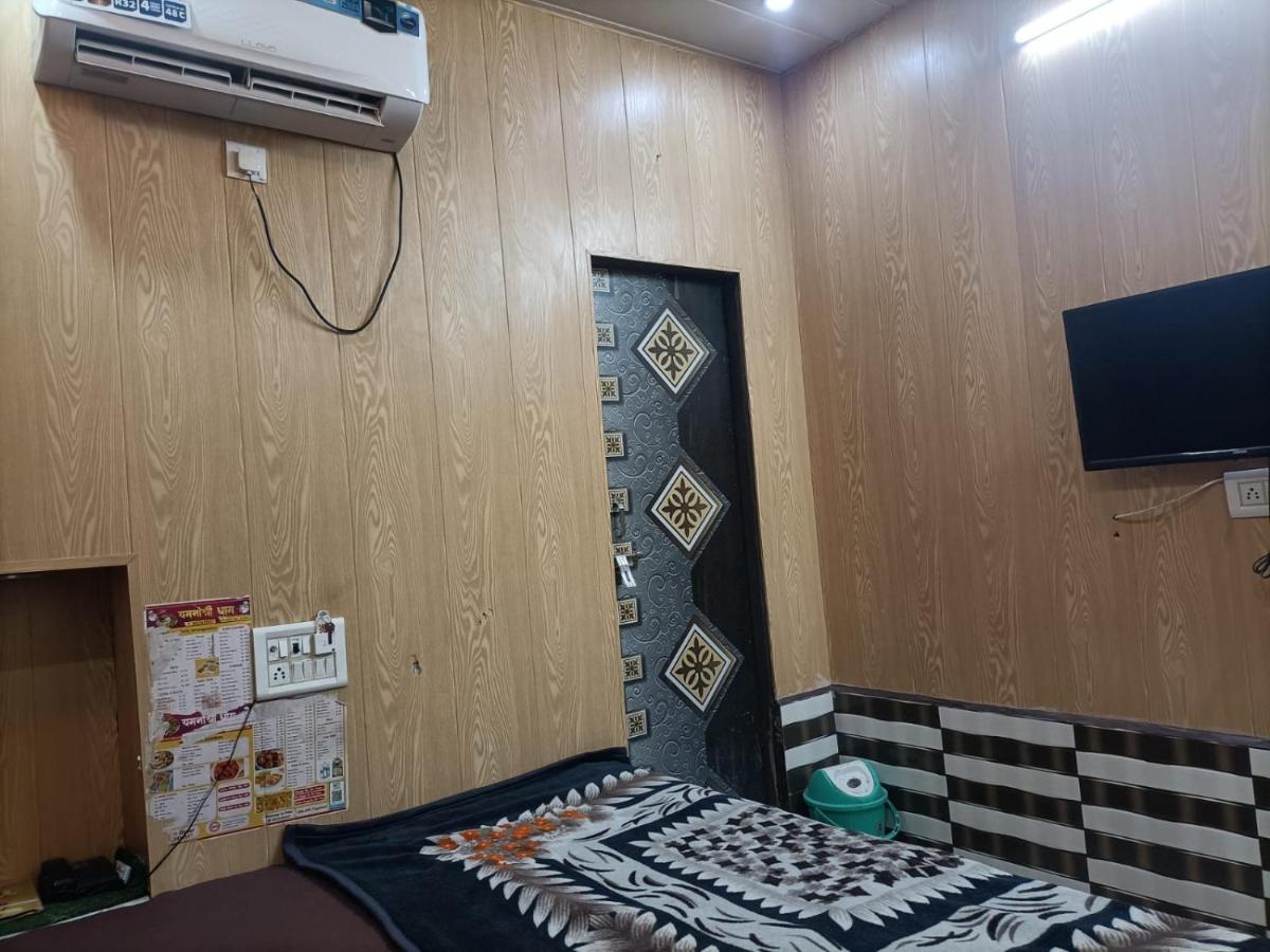Hotel Yamnotri Dham Vrindāvan Esterno foto
