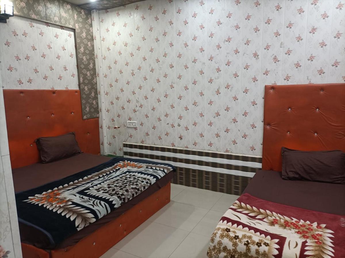 Hotel Yamnotri Dham Vrindāvan Esterno foto