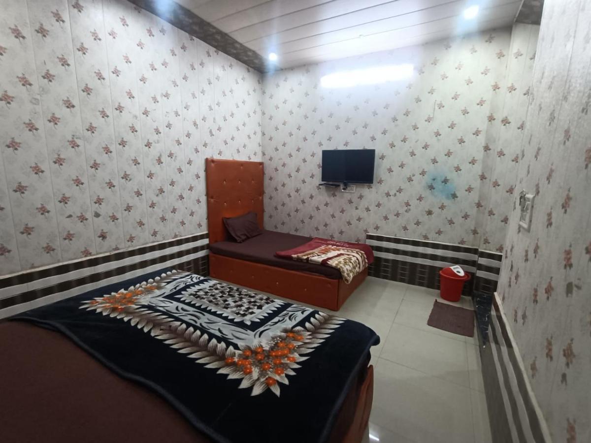 Hotel Yamnotri Dham Vrindāvan Esterno foto