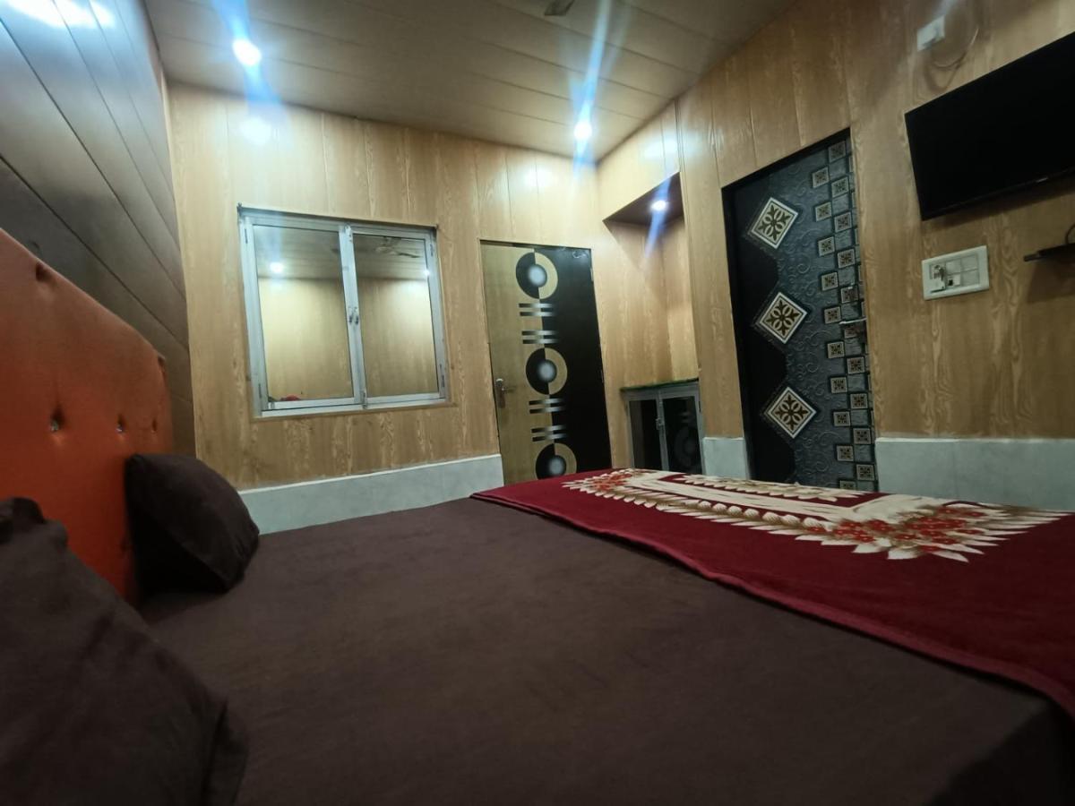 Hotel Yamnotri Dham Vrindāvan Esterno foto