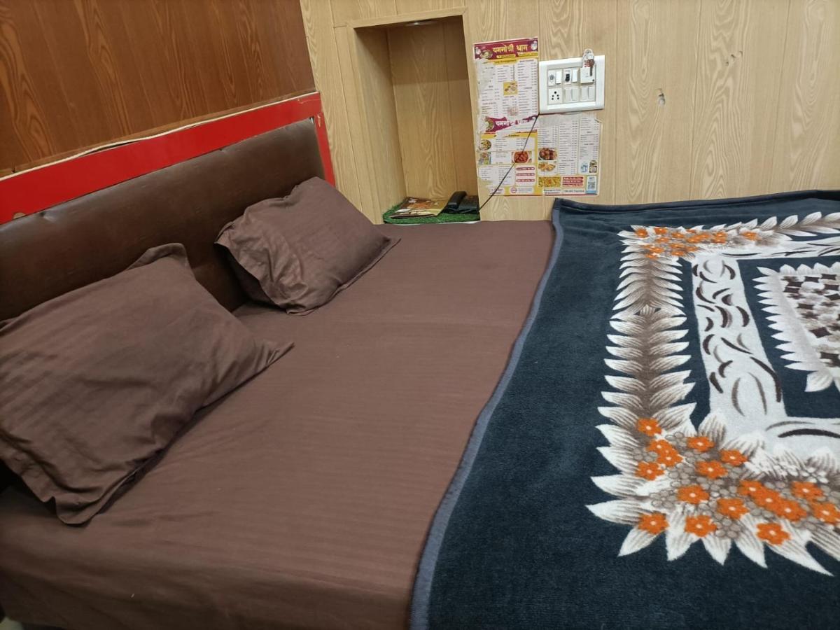 Hotel Yamnotri Dham Vrindāvan Esterno foto