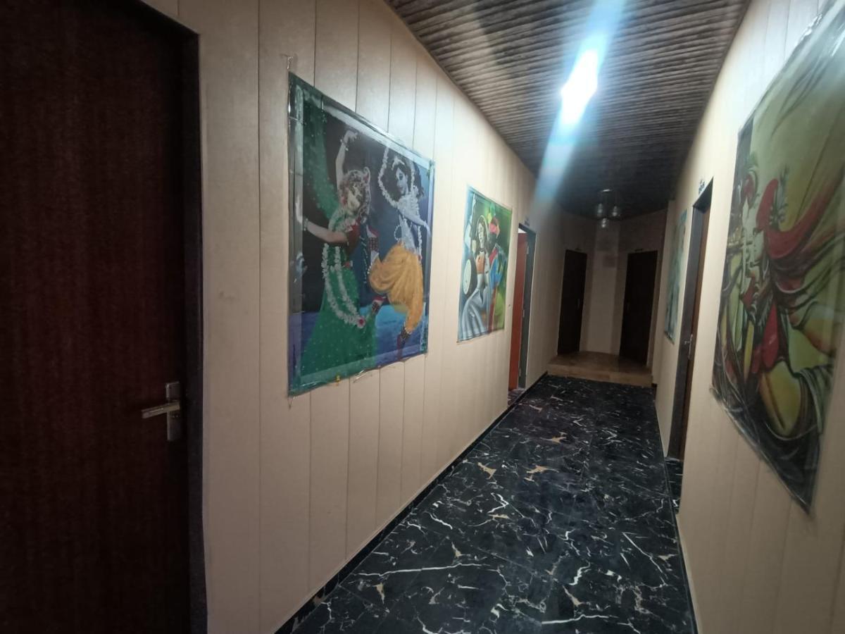 Hotel Yamnotri Dham Vrindāvan Esterno foto