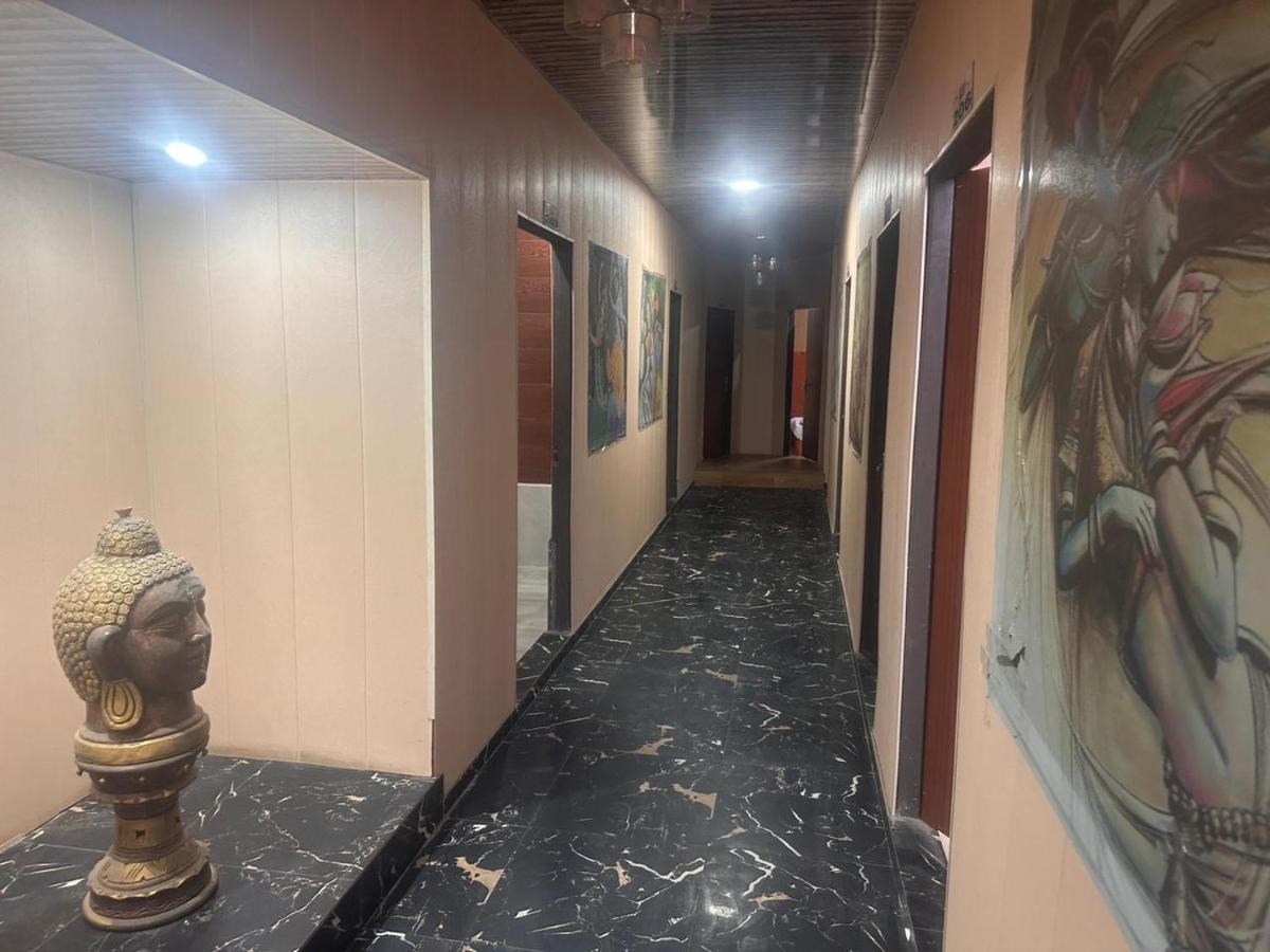 Hotel Yamnotri Dham Vrindāvan Esterno foto