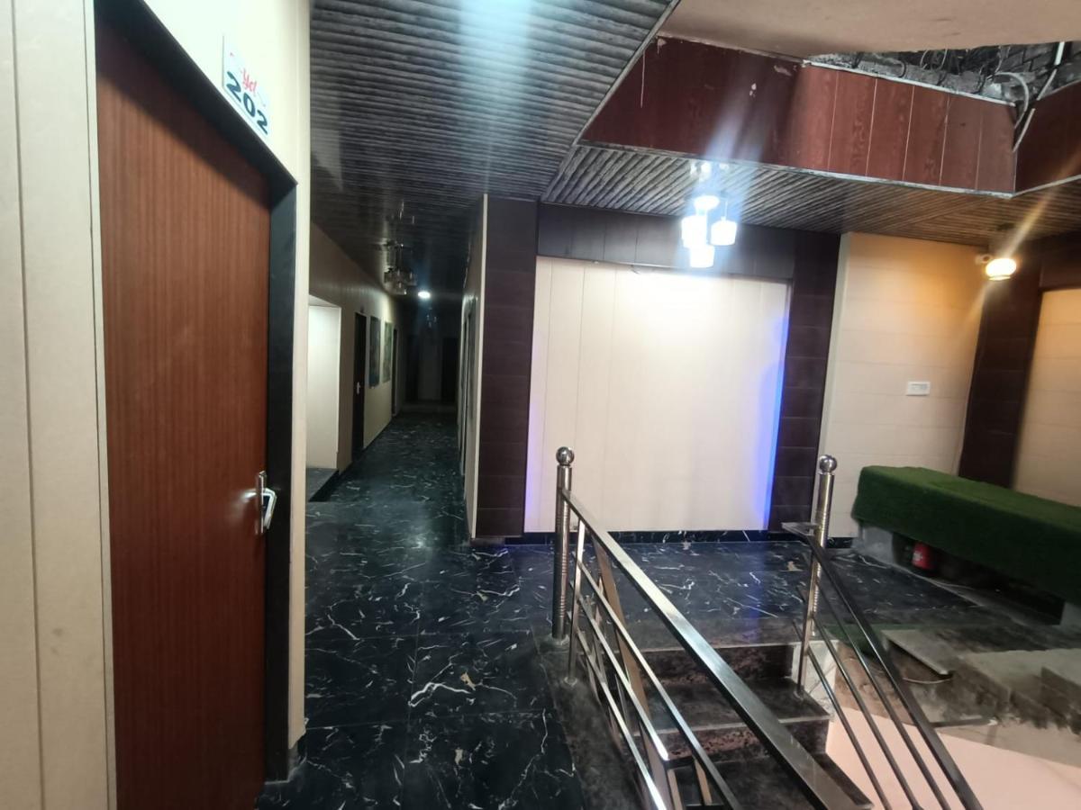 Hotel Yamnotri Dham Vrindāvan Esterno foto