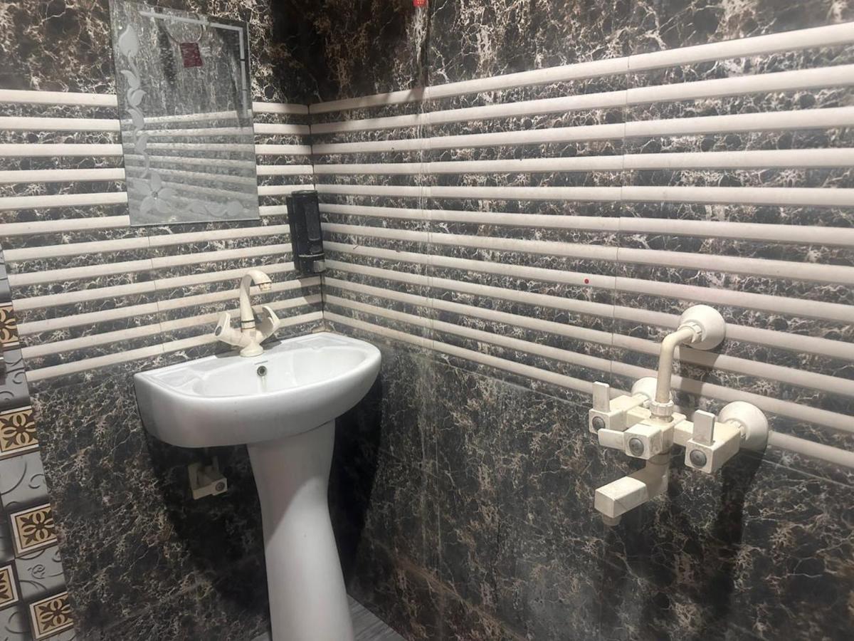 Hotel Yamnotri Dham Vrindāvan Esterno foto