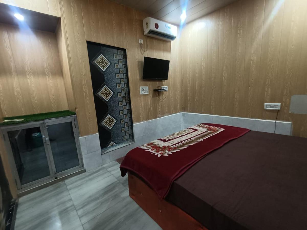 Hotel Yamnotri Dham Vrindāvan Esterno foto