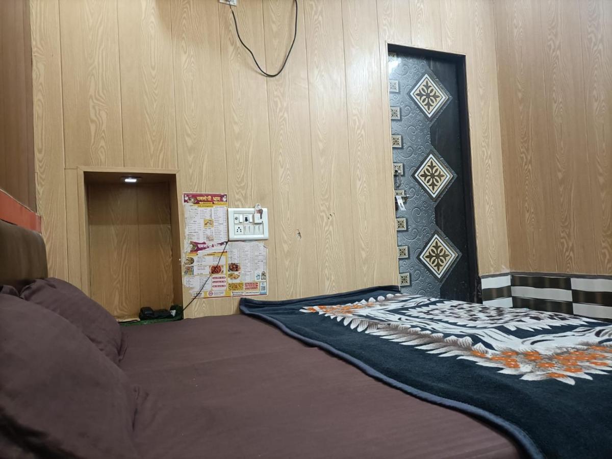 Hotel Yamnotri Dham Vrindāvan Esterno foto