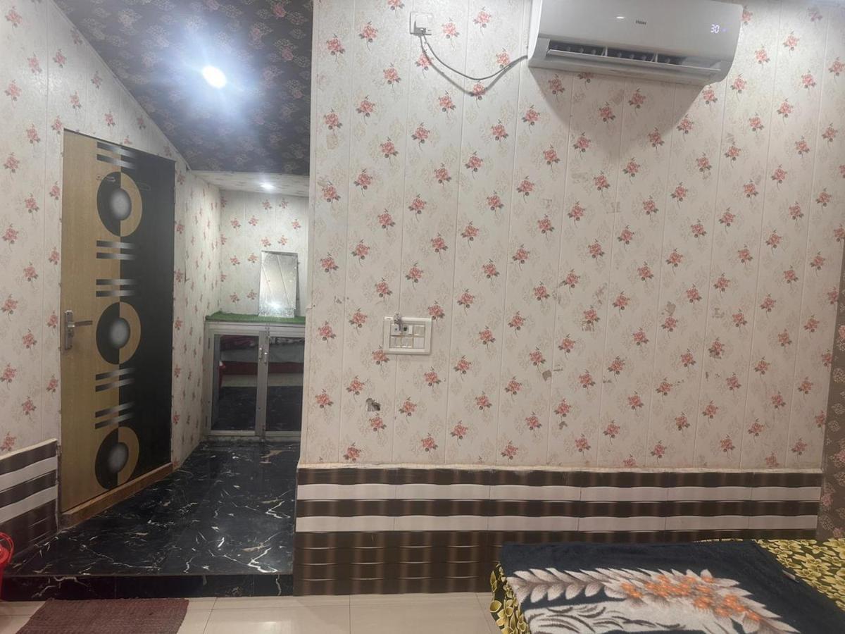 Hotel Yamnotri Dham Vrindāvan Esterno foto