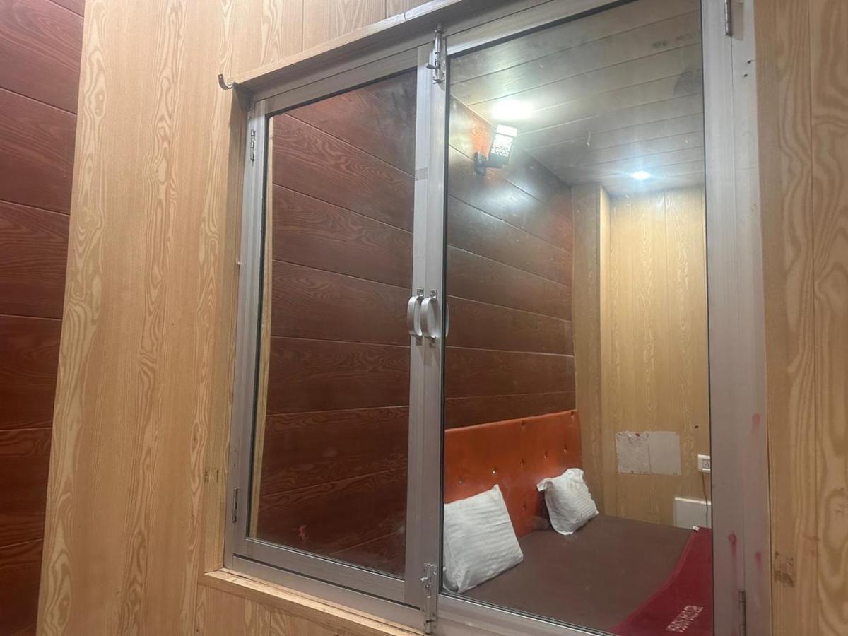 Hotel Yamnotri Dham Vrindāvan Esterno foto