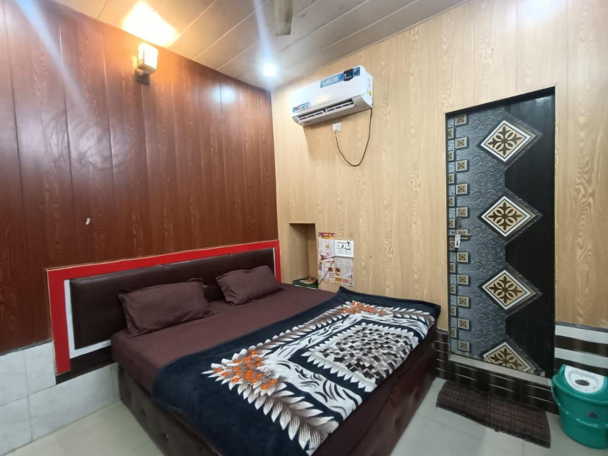 Hotel Yamnotri Dham Vrindāvan Esterno foto