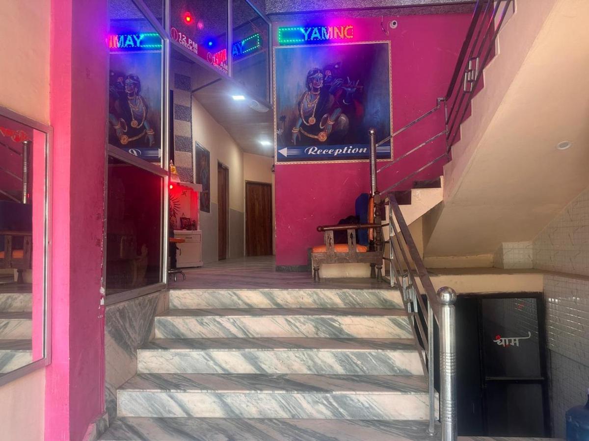 Hotel Yamnotri Dham Vrindāvan Esterno foto