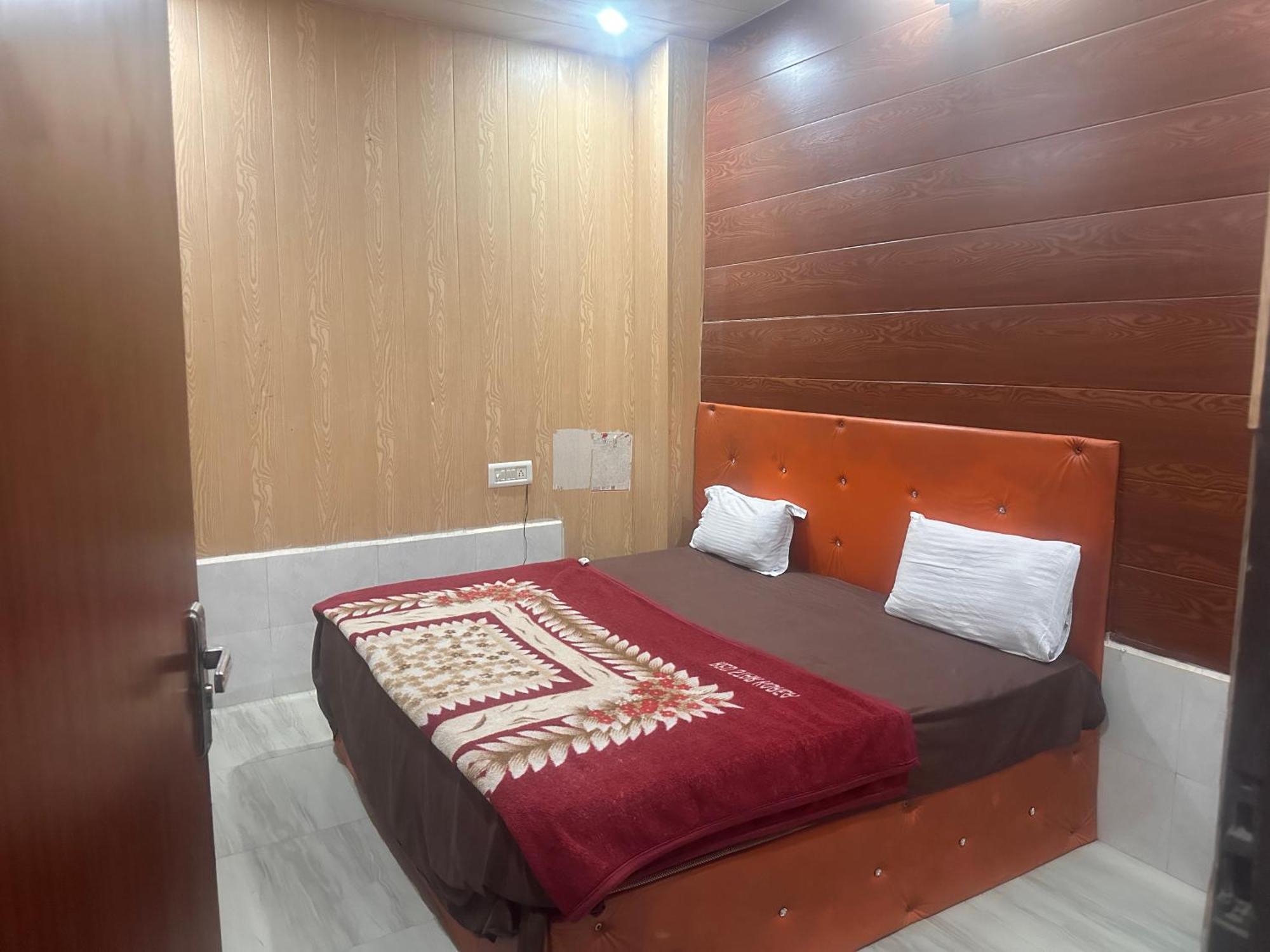 Hotel Yamnotri Dham Vrindāvan Esterno foto